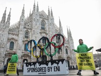 Greenpeace Bentangkan Instalasi Raksasa Saat Obor Olimpiade Masuk Milan