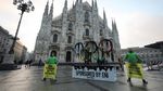 Greenpeace Bentangkan Instalasi Raksasa Saat Obor Olimpiade Masuk Milan