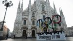 Greenpeace Bentangkan Instalasi Raksasa Saat Obor Olimpiade Masuk Milan