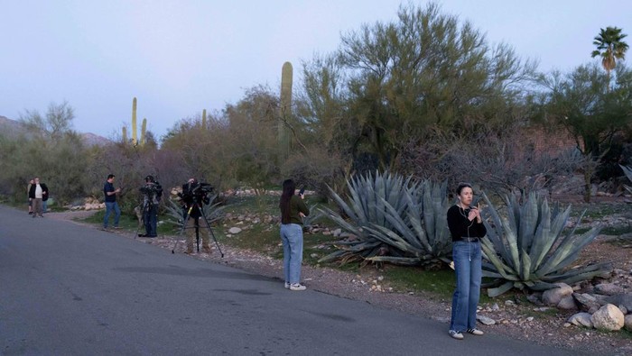 Orang-orang menghadiri acara doa bersama setelah hilangnya Nancy Guthrie di Tucson, Arizona, Amerika Serikat. Nancy Guthrie, ibu dari jurnalis dan pembawa acara televisi AS Savannah Guthrie, dilaporkan menghilang dari rumahnya di Tucson pada Selasa (4/2/2026) dalam usia 84 tahun. REUTERS/Rebecca Noble