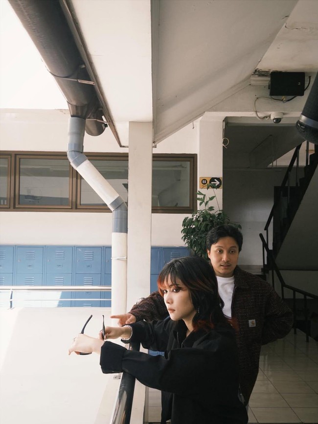 Isyana Sarasvati dan Suami Tapak Tilas Kisah Cinta 20 Tahun di Sekolah