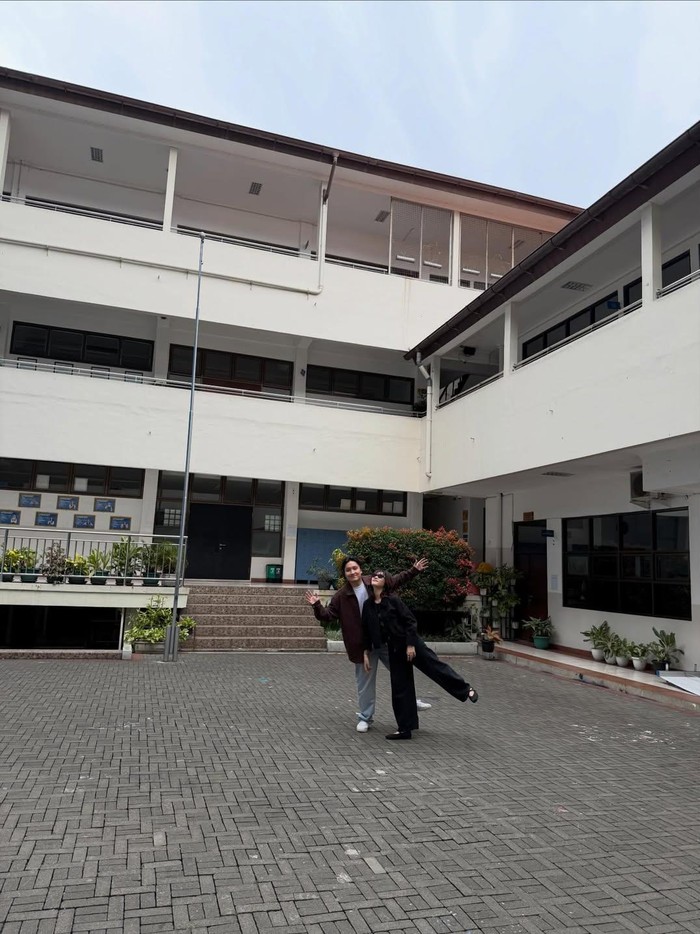 Isyana Sarasvati dan Rayahn merayakan ulang tahun ke-6 pernikahan dengan tapak tilas ke sekolah 20 tahun lalu.