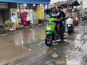 Warga Banjarmasin Heran, Jalan Sudah Diaspal Malah Tambah Rusak