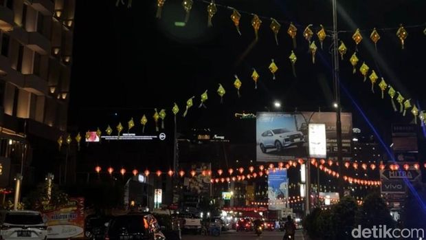 Jalan Gajah Mada yang dijadikan pusat pesta kembang api sambut Tahun Baru Imlek. (Ocsya Ade CP) Jalan Gajah Mada yang dijadikan pusat pesta kembang api sambut Tahun Baru Imlek. (Ocsya Ade CP)