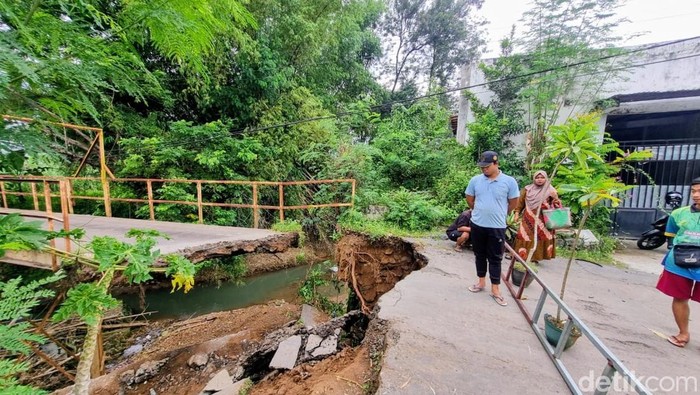Jembatan Penghubung Desa di Ponorogo Ambrol, 2 Perempuan Terjatuh