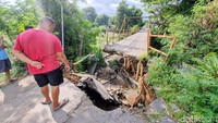 Akibat ambrolnya jembatan tersebut, akses penghubung antar desa terputus total.