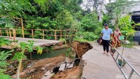 Saksi mata, Siti Maryam, warga Desa Nambak, mengaku sempat mendengar suara aneh sebelum kejadian. Namun ia tidak menyangka jembatan telah ambruk.