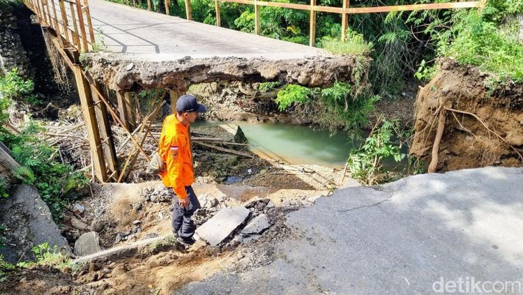 Penampakan Jembatan Antar Desa di Ponorogo Ambrol