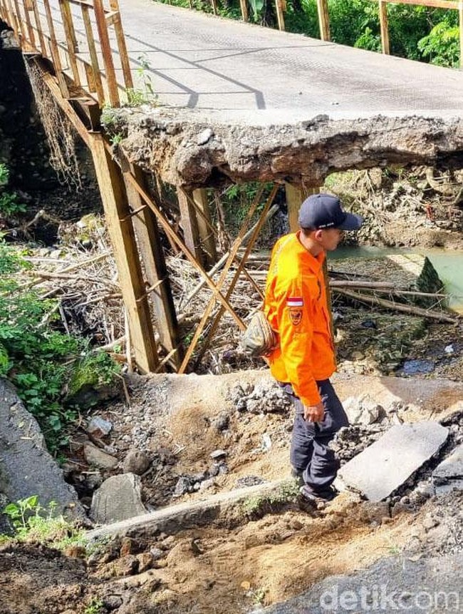 Penampakan Jembatan Antar Desa di Ponorogo Ambrol