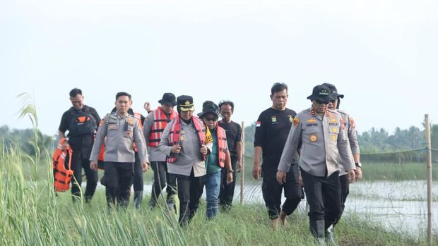 Kapolda Metro Jaya Irjen Asep edi Suheri mengecek tambak udang dan ikan untuk mendukung ketahanan pangan di Muara Gembong, Bekasi.