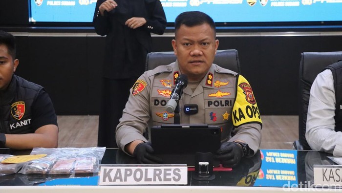 Kapolres Subang AKBP Dony Eko Wicaksono saat menjelaskan kasus korupsi yang jerat eks Kades di Subang