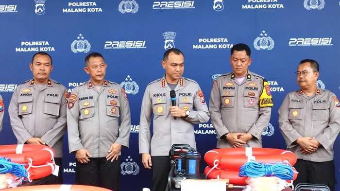 Kapolresta Malang Kota Distribusikan Peralatan Tanggap Bencana