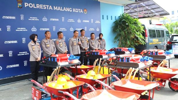 Kapolresta Malang Kota Kota Kombes Putu Kholis Aryana mendistribusikan peralatan tanggap bencana ke lima polsek jajaran.