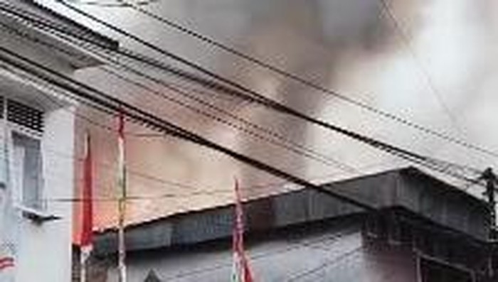 Kebakaran di Jalan Bulogading Makassar, Damkar Dikerahkan ke Lokasi