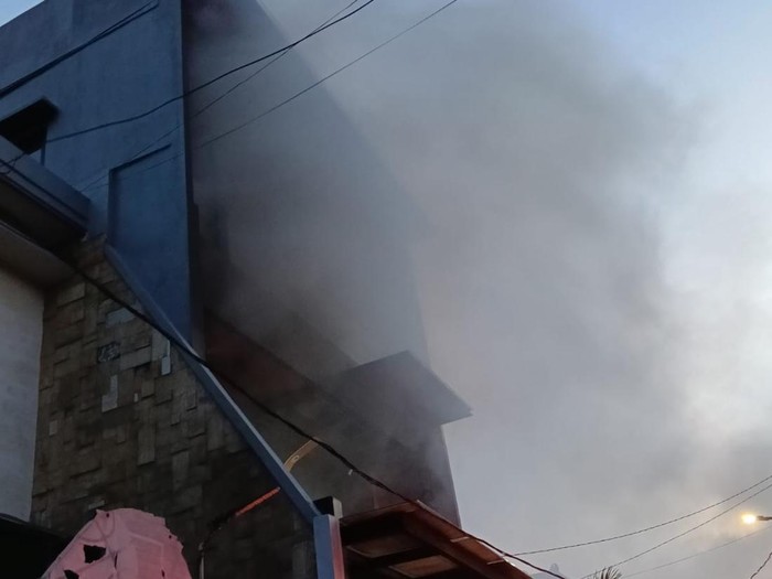Rumah 3 Lantai di Ngagel Surabaya Terbakar Saat Renovasi