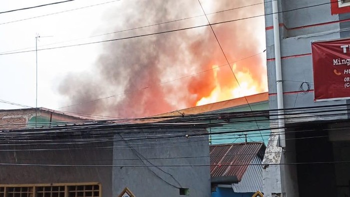 Kebakaran Hanguskan 5 Rumah di Jalan Bulogading Makassar
