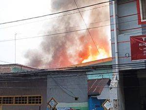 Kebakaran Hanguskan 5 Rumah di Jalan Bulogading Makassar