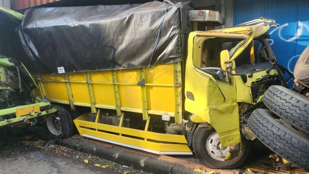 Kecelakaan beruntun tiga truk di Jalan Jogja-Magelang, Simpang Empat Tape Ketan, Muntilan, Magelang, Kamis (5/2/2026) pagi.