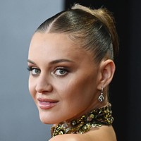 Chris Appleton, penata rambut Kelsea, menjelaskan bahwa sanggul tersebut menampilkan gaya gelung melingkar di bagian belakang, terinspirasi dari gaun hijau manik-manik yang dikenakannya. “Rapi dan tertata,” ujar Chris. Foto: Getty Images/Amy Sussman