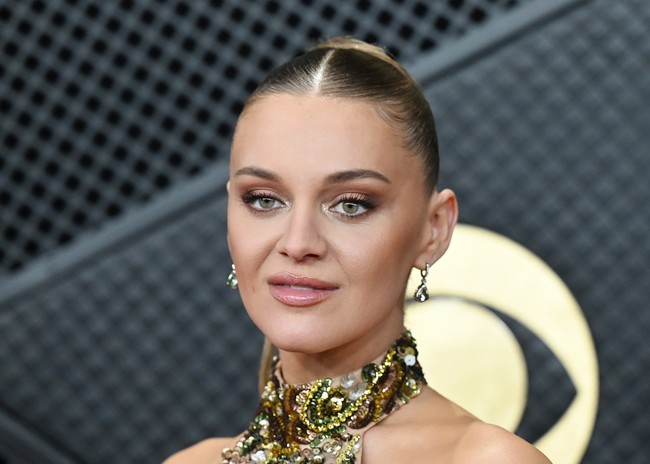 Untuk mewujudkan tampilan tersebut, rambut Kelsea harus ditarik sangat kencang ke belakang. Wanita 32 tahun ini mendapatkan gaya rambut yang diinginkannya, tapi sebagai gantinya, dia harus menahan rasa tak nyaman sepanjang acara hingga terpaksa menelan obat penghilang rasa sakit. Foto: Getty Images/Amy Sussman