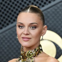 Untuk mewujudkan tampilan tersebut, rambut Kelsea harus ditarik sangat kencang ke belakang. Wanita 32 tahun ini mendapatkan gaya rambut yang diinginkannya, tapi sebagai gantinya, dia harus menahan rasa tak nyaman sepanjang acara hingga terpaksa menelan obat penghilang rasa sakit. Foto: Getty Images/Amy Sussman