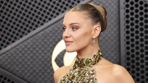 Gaya Rambut Ini Bikin Kelsea Ballerini Tersiksa sampai Harus Minum Painkiller