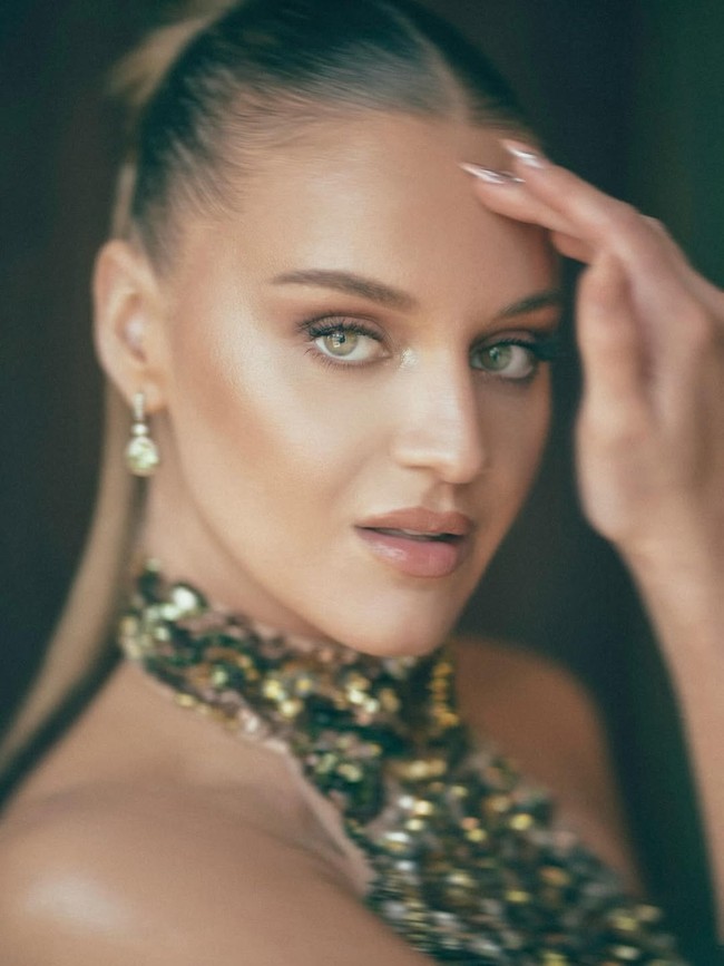 “Aku benar-benar harus minum Advil (sejenis obat painkiller) untuk meredakan sakit kepala karena rambutku ditarik sedemikian rupa,” ungkapnya kepada majalah Cosmopolitan. Foto: Instagram/@kelseaballerini