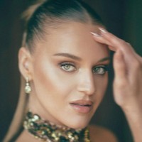 “Aku benar-benar harus minum Advil (sejenis obat painkiller) untuk meredakan sakit kepala karena rambutku ditarik sedemikian rupa,” ungkapnya kepada majalah Cosmopolitan. Foto: Instagram/@kelseaballerini