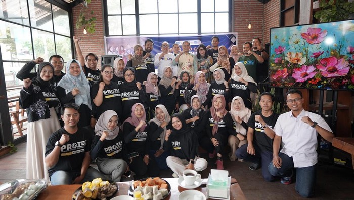 Kepala Dinas Pendidikan Provinsi Jawa Timur Aries Agung Paewai bersama guru honorer terbaik sebagai peserta PROTEG
