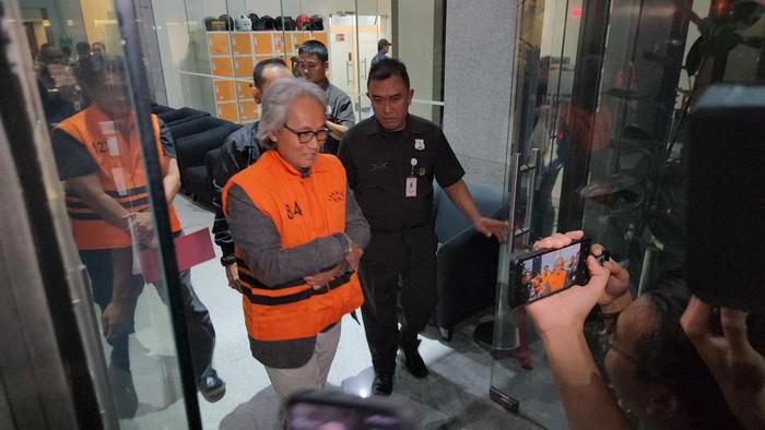 Foto: KPK menahan Kepala Kantor Pelayanan Pajak (KPP) Madya Banjarmasin, Mulyono (Adrial Akbar/detikcom)