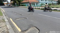 Di wilayah Kecamatan Kandanghaur, tampak lubang sedalam 5-8 sentimeter menganga di tengah jalan arah Jakarta-Cirebon, Kamis (5/2/2026). 