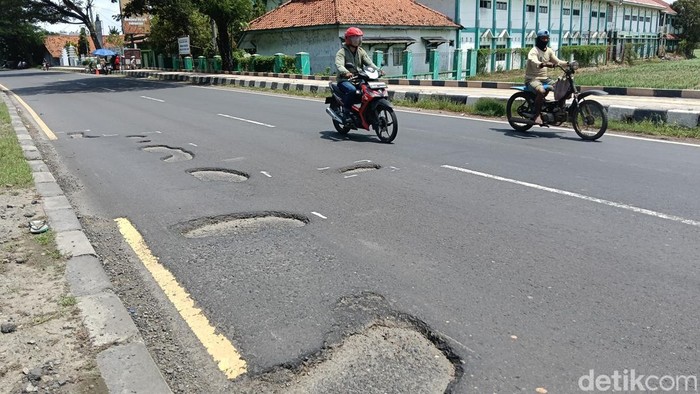 Kerusakan jalan pantura di Indramayu.