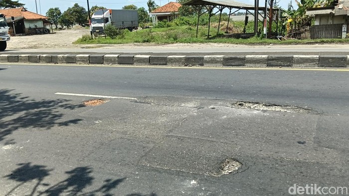 Kerusakan jalan pantura di Indramayu.