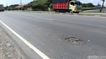 Potret Kerusakan Jalan Pantura Indramayu yang Bahayakan Pengendara