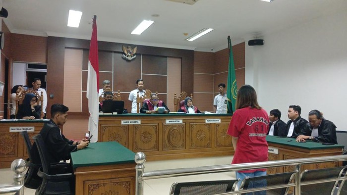 Keterangan Foto:
-Terdakwa Roslina saat mendengar vonis di pengadilan negeri Batam beberapa waktu lalu.(Alamudin)

(Alamudin Hamapu/Kontributor Kepri)