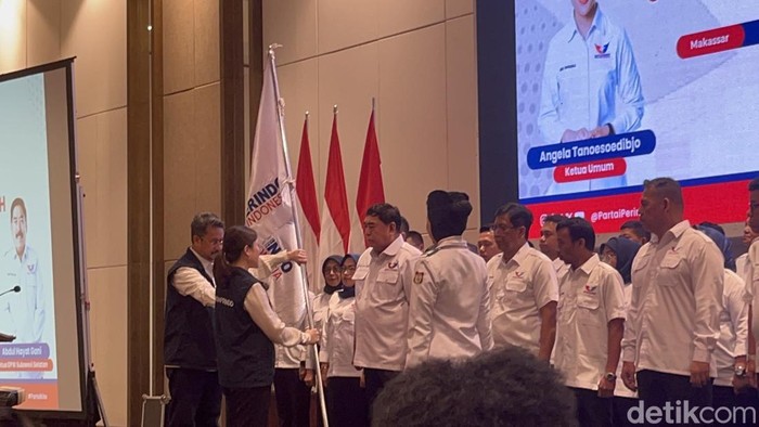 Ketum Perindo Angela Herliani Tanoesoedibjo melantik pengurus DPW Perindo Sulsel di Makassar.