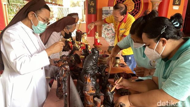 Klenteng Pati Kelenteng Hok Tik Bio Pati mulai melakukan bersih-bersih patung Dewa menjelang perayaan tahun baru Imlek 2577, Kamis (5/2/2026).