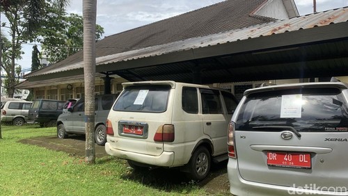 Kondisi beberapa kendaraan dinas (Randis) yang akan dilelang terparkir di sebelah kantor BPKAD Lombok Barat, Kamis (5/2/2026). (Foto: M Zahiruddin/detikBali)