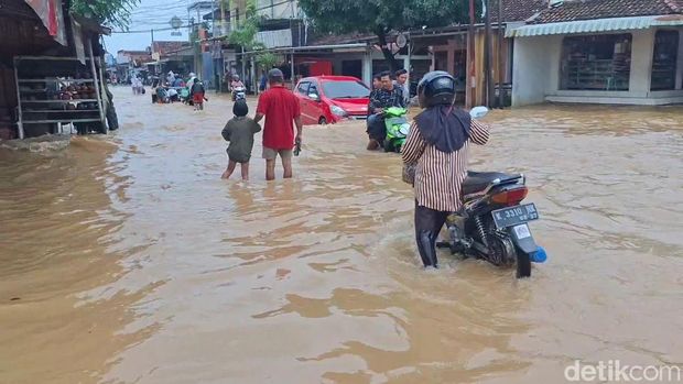 Kondisi jalur alternatif Kudus-Pati tepatnya Desa Mejobo Kecamatan Mejobo, Kudus kebanjiran, Kamis (5/2/2026).