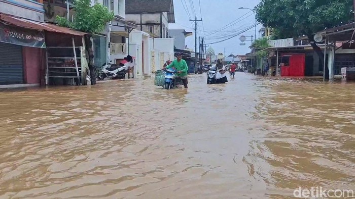 Kondisi jalur alternatif Kudus-Pati tepatnya Desa Mejobo Kecamatan Mejobo, Kudus kebanjiran, Kamis (5/2/2026).