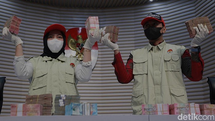 KPK Pamerkan Barang Bukti Suap Rp 1 M ke Kepala Kantor Pajak Banjarmasin