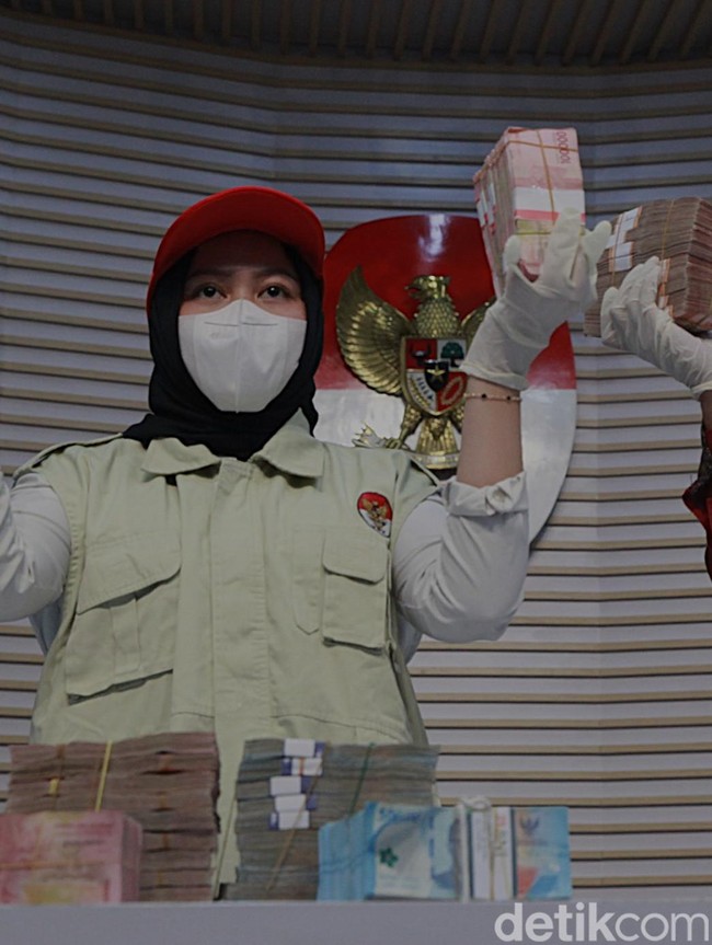 KPK Pamerkan Barang Bukti Suap Rp 1 M ke Kepala Kantor Pajak Banjarmasin