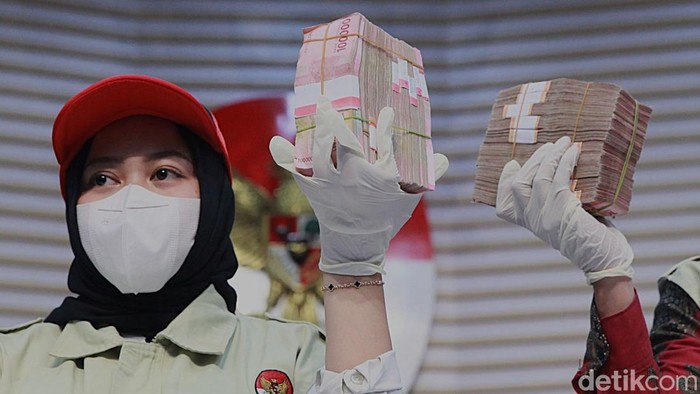 KPK Pamerkan Barang Bukti Suap Rp 1 M ke Kepala Kantor Pajak Banjarmasin