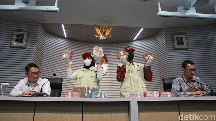 Plt Deputi Penindakan dan Eksekusi Komisi Pemberantasan Korupsi (KPK) Asep Guntur Rahayu didampingi Juru Bicara KPK Budi Prasetyo (kanan) menyampaikan keterangan dan menunjukkan barang bukti berupa uang tunai terkait Operasi Tangkap Tangan (OTT) Kepala Kantor KPP Madya Banjarmasin, Kalimantan Selatan, Mulyono di Gedung KPK Merah Putih, Jakarta, Selasa (20/1/2026).