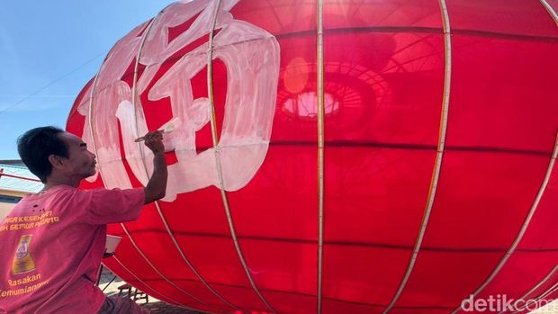 Lampion raksasa setinggi 4,4 meter siap sambut Imlek di Kubu Raya. (Ocsya Ade CP)