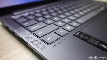 Lenovo IdeaPad Pro 5i Gen 10 ditenagai prosesor Intel® Core™Ultra 7 255H. Prosesor ini mengombinasikan P-core dan E-core untuk menyeimbangkan performa dan efisiensi daya. Yang menjadi pembeda utama adalah kehadiran NPU Integrated Intel® AI Boost, unit pemrosesan khusus untuk beban kerja AI. Foto: Najmi Hudaa/detikFoto