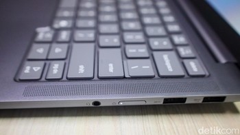 Keyboard backlit memudahkan pengetikan di kondisi minim cahaya, dengan tata letak standar dan jarak tekan tombol yang terasa nyaman untuk mengetik dalam durasi panjang. Foto: Najmi Hudaa/detikFoto