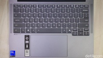 Touchpad-nya menggunakan permukaan kaca tanpa tombol fisik, mendukung Precision TouchPad. Navigasi terasa presisi dan mulus, baik untuk gestur multi-touch maupun penggunaan harian tanpa mouse eksternal. Foto: Najmi Hudaa/detikFoto