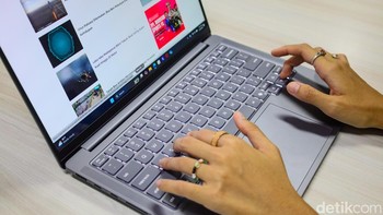 Lenovo membekali laptop ini dengan layar OLED 2.8K berukuran 14 inci dengan refresh rate hingga 120Hz. Panel ini mendukung cakupan warna 100% DCI-P3, DisplayHDR True Black 1000, serta tingkat kecerahan hingga 1.100 nits. Foto: Najmi Hudaa/detikFoto