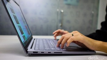 Untuk kebutuhan kerja hybrid, tersedia kamera Full HD dengan dukungan IR, lengkap dengan privacy shutter fisik dan fitur Smart Camera Login. Lenovo juga menyertakan Lenovo AI Now, asisten berbasis AI. Foto: Najmi Hudaa/detikFoto